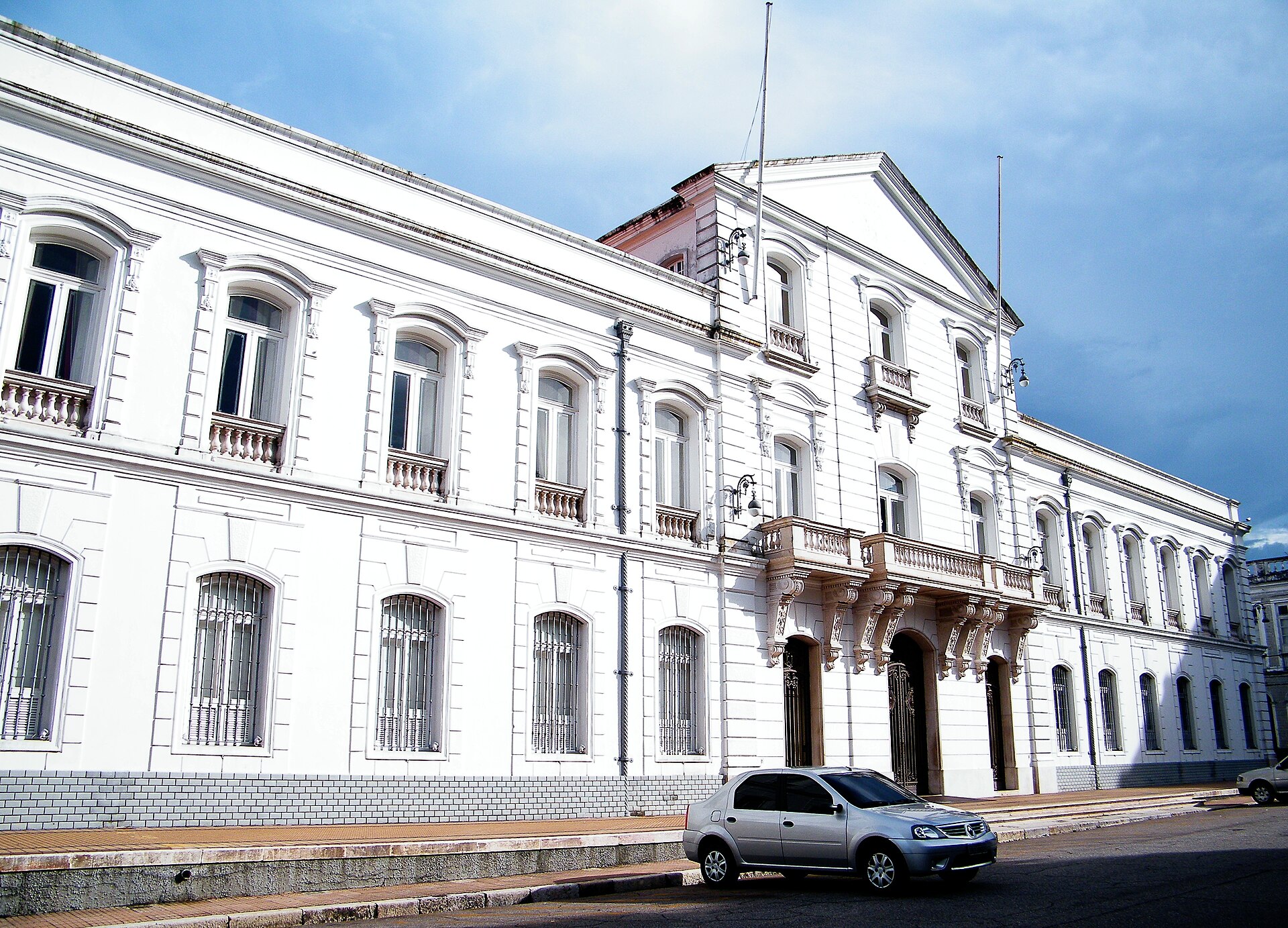 Fachada branca neoclássica do Palácio Lauro Sodré em Belém, com carro na calçada.