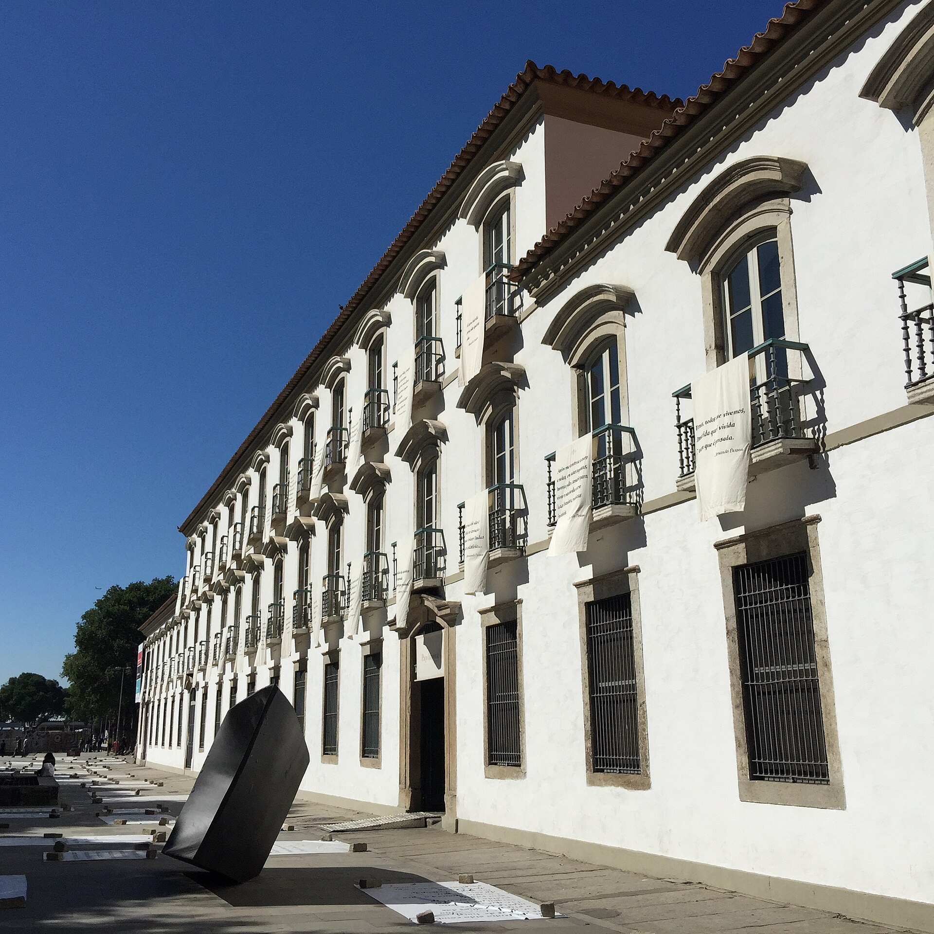 Fachada colonial do Paço Imperial na Praça XV, com faixas de exposição nas janelas.
