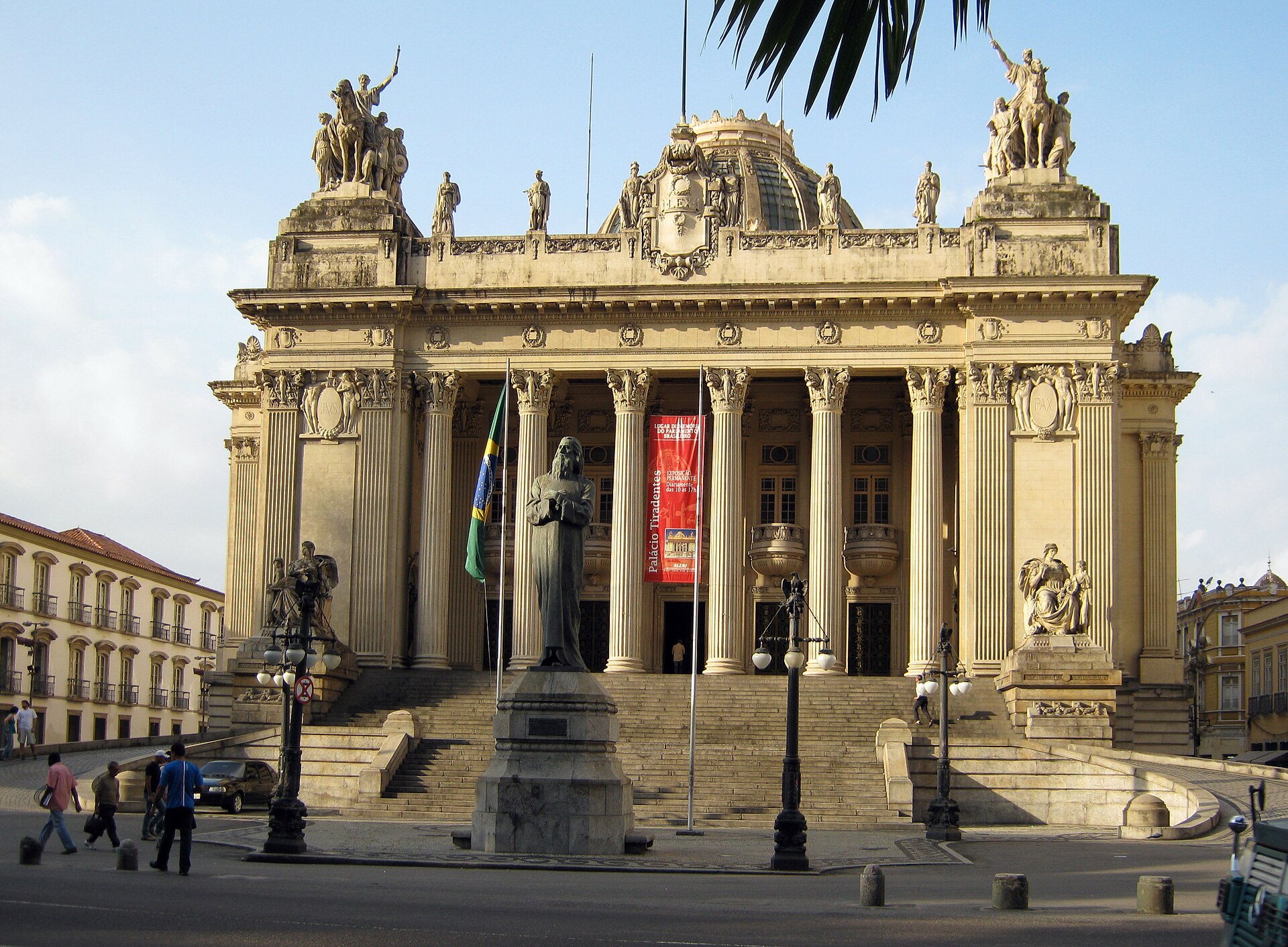 Fachada do Palácio Tiradentes com a estátua de Tiradentes à frente, Centro do Rio de Janeiro.